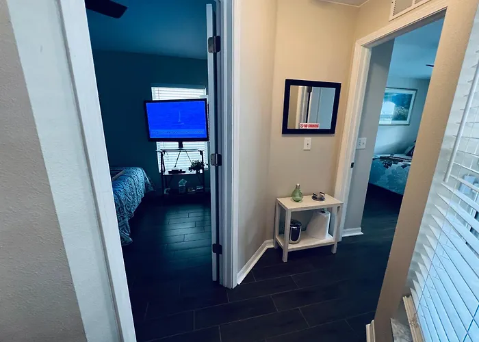 Ruskin Fl 2 Bdrm 1 Bath Suite Host And Cat Share Common Areas