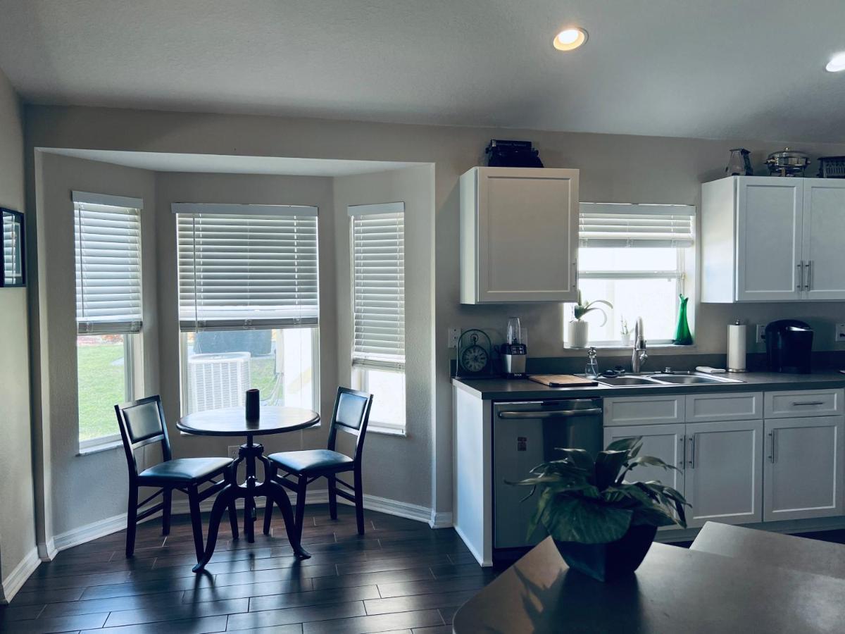 Fl Private 2 Bdrm 1 Bath Common Areas Shared With Host And Cat *