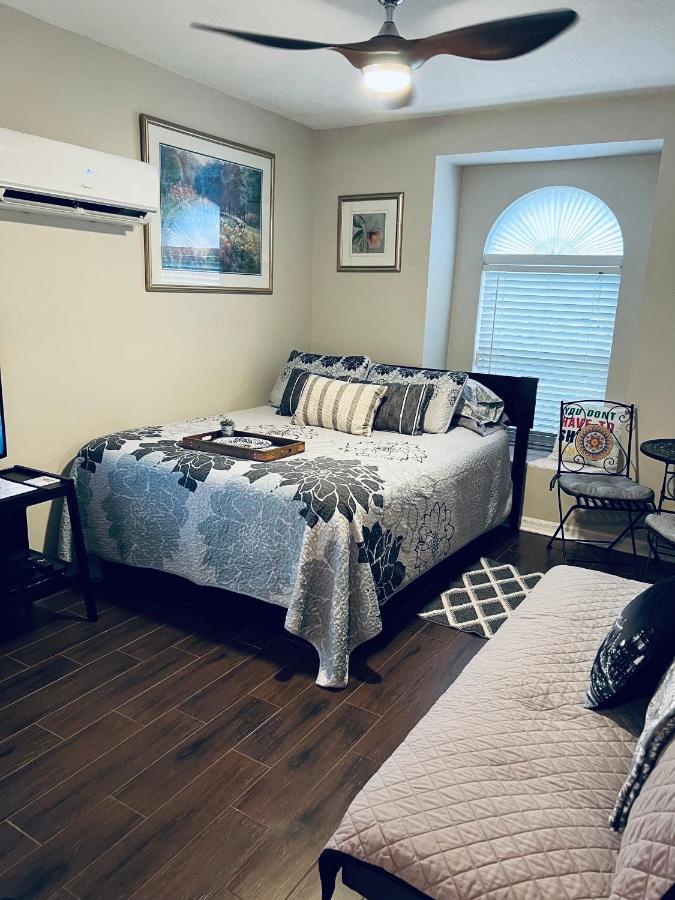 Fl Private 2 Bdrm 1 Bath Common Areas Shared With Host And Cat *