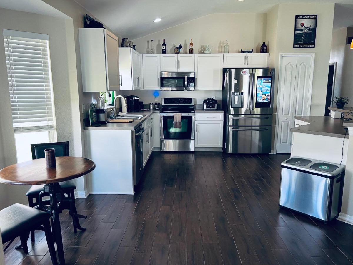 Homestay Fl Private 2 Bdrm 1 Bath Common Areas Shared With Host And Cat *